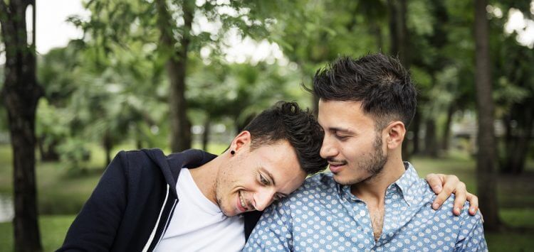 couple gay sur un banc