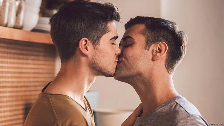 deux hommes s'embrassant