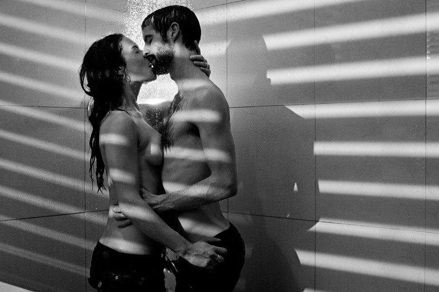 couple s'embrassant dans la douche
